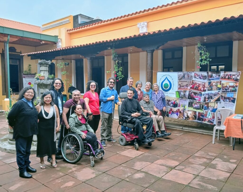 Foto grupal de compañeras y compañeros del colectivo que pudieron asistir al evento