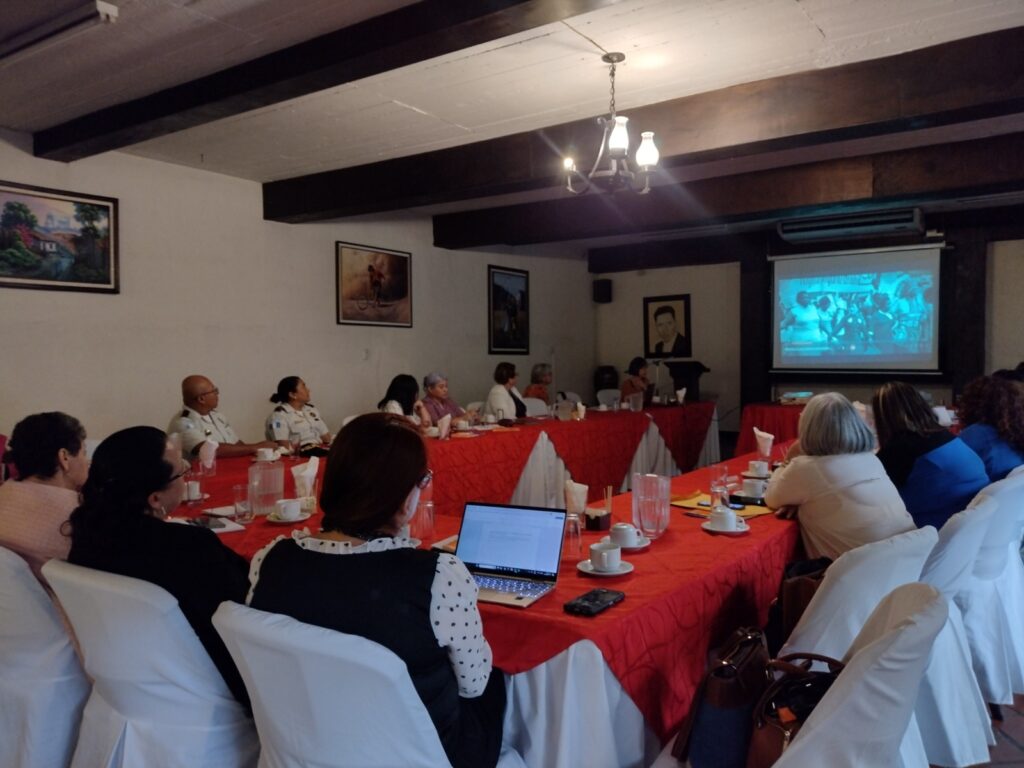 En la foto, las participantes están viendo un video, parte del taller.