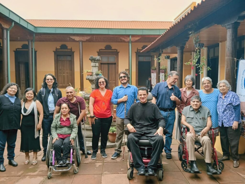 Foto grupal vista de frente de compañeras y compañeros del colectivo que pudieron asistir al evento